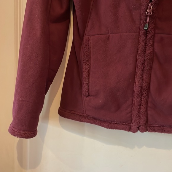 The North Face Burgundy Fleece Zip Jacket🧣 - Picture 3 of 4